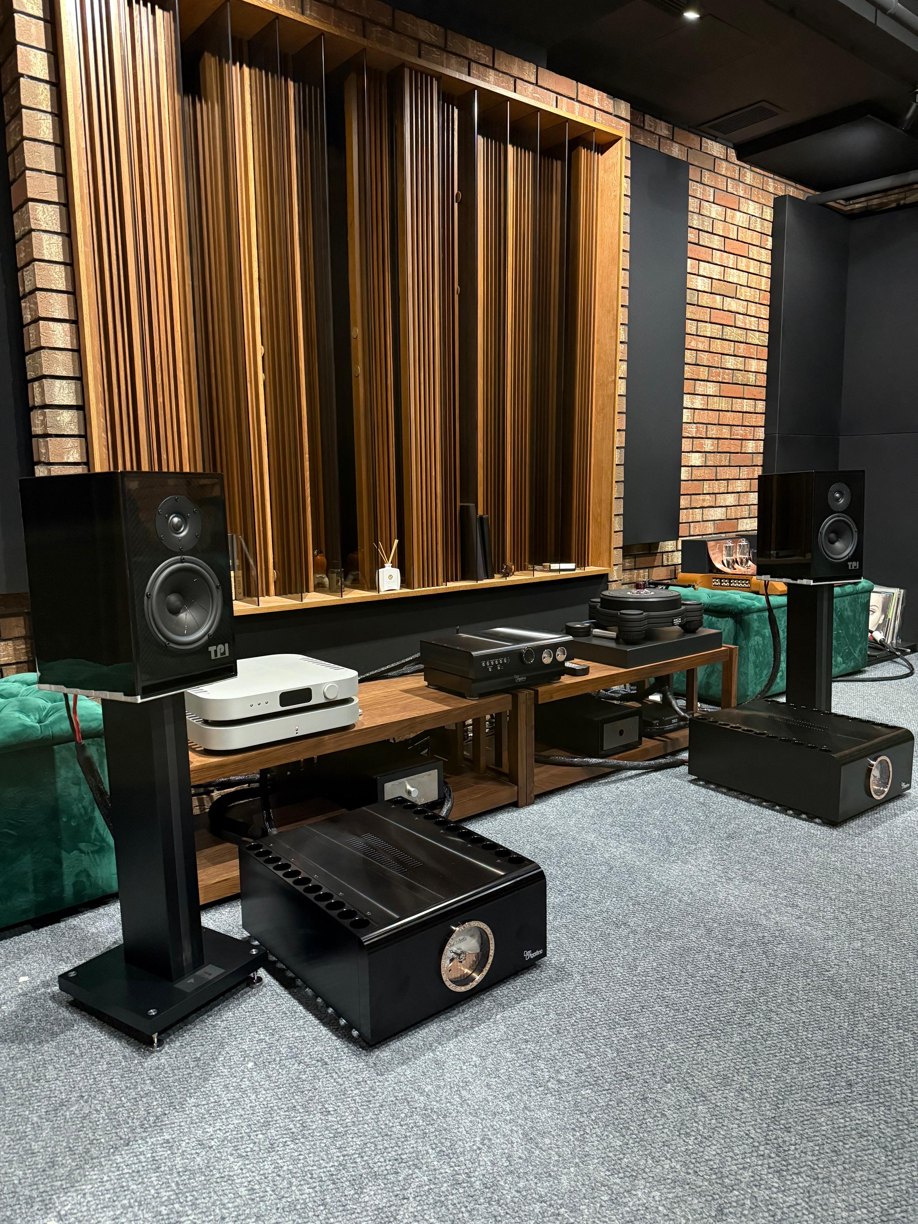 HUGE SOUND на MOSCOW HI FI and HIGH END SHOW 2025