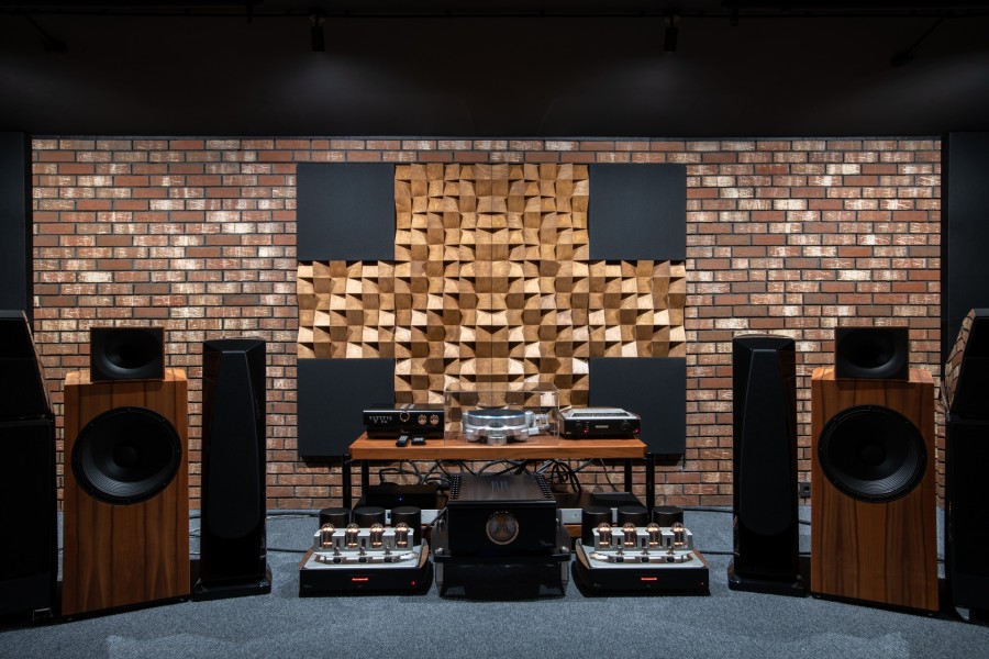 НОВАЯ КОМНАТА ПРОСЛУШИВАНИЯ HUGE SOUND