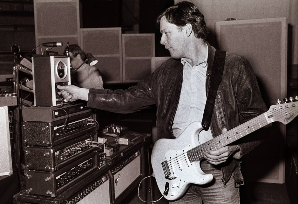 David-Gilmour-Credit-Rob-Verhorst-Redferns@1707x1169-1068x731.jpg ЛАМПА ИЛИ ТРАНЗИСТОР? - фото 2